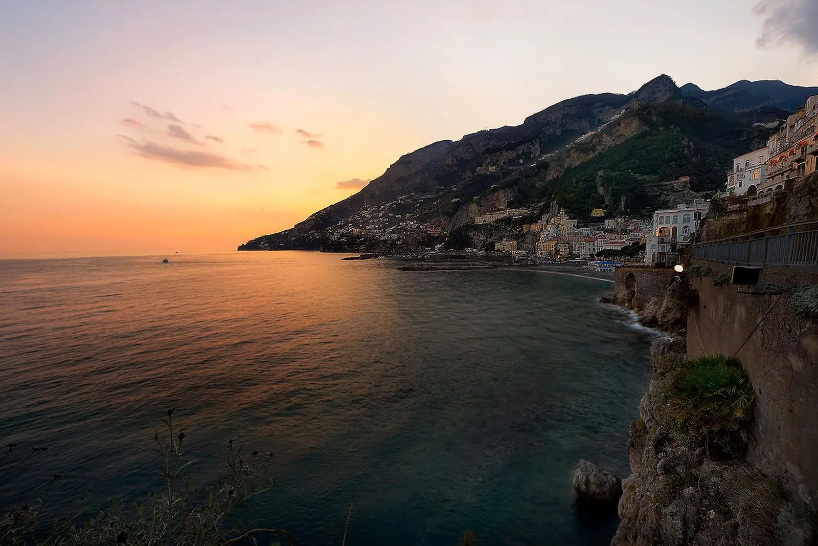 La Costiera Amalfitana al Tramonto